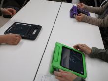 写真:タブレットを使ってトレーニングをしている様子