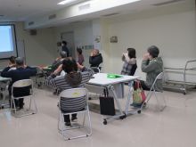 写真:スクリーンを見ながらトレーニングをしている様子