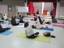 写真:腋の下を伸ばしている様子