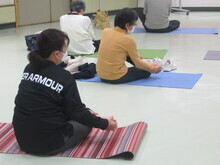 写真:足裏をマッサージしている様子