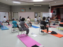 写真:足裏をマッサージしている様子