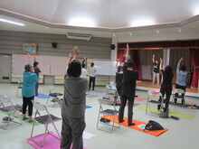 写真:腋の下をマッサージしている様子