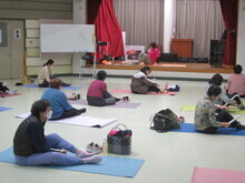 写真:ラップの芯でマッサージしている様子