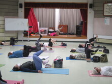 写真:足をゆすっている様子