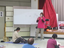 写真:講師が説明している様子