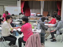 写真:二人組でマッサージしている様子