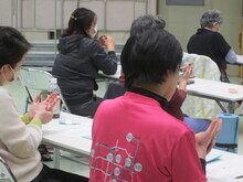 写真:手のひらをマッサージしている様子