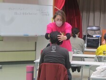 写真:講師がマッサージのアドバイスをしている様子