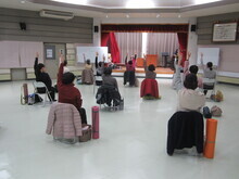 写真:腕を上げている様子