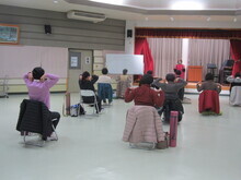 写真:肩をまわしている様子