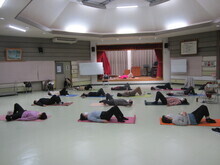 写真:股関節のストレッチをしている様子