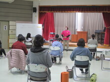 写真:講師が説明をしている様子