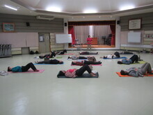 写真:腹部をマッサージしている様子