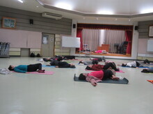 写真:腸腰筋をエクササイズしている様子