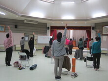 写真:腕の上げ下げを行っている様子