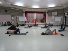 写真:足のストレッチを行っている様子