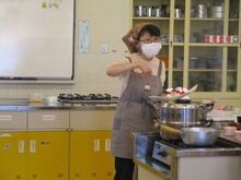 写真:講師が蒸しパンの作り方を説明している様子