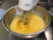 写真:卵と砂糖を泡立てているところ