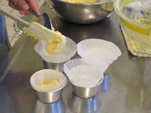 写真：生地を型に入れている様子