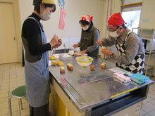 写真：カップケーキにバタークリームを塗っている様子