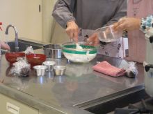 写真：白玉粉に水を加えて混ぜている様子