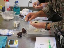 写真：豆と餡を包んでいる様子