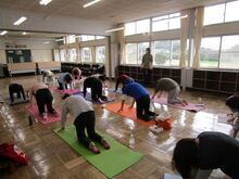 写真:猫のポーズを行っている様子