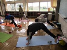 写真:鼠径部を伸ばすポーズにチャレンジしている様子