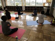 写真:腋の下をマッサージしている様子