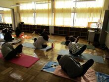 写真:呼吸に合わせてゆったりと身体を動かしている様子