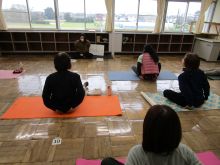 写真:仙骨の場所を確認している様子