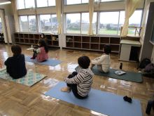 写真:骨盤底筋群を引き締めるエクササイズを行っている様子