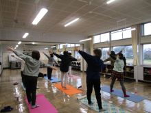 写真:立って上体をねじっている様子