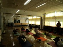 写真:骨盤周りの筋肉を緩めている様子