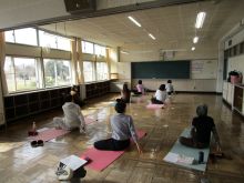 写真:上半身を緩めている様子