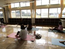 写真:下半身のセルフマッサージをしている様子