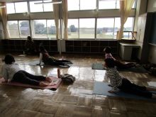 写真:コブラのポーズを行っている様子