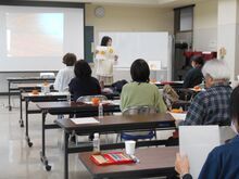 写真：講師の説明を聞いている様子