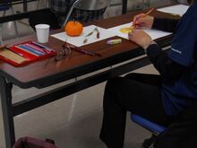 写真：色を塗っている様子