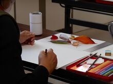 写真:下書きをしている様子