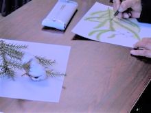 写真：色を塗っている様子