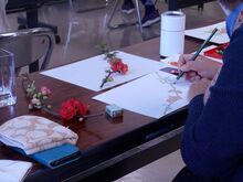 写真：色を塗っている様子