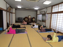 写真：ひじまくらで寝て両足を上げて足先をパタパタと合わせている様子