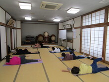 写真：自転車を漕ぐような動きをしている様子