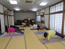 写真：体幹を鍛えるトレーニングを行っている様子