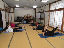 写真：難易度の高い動きにチャレンジしている様子