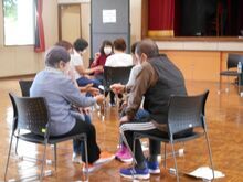 写真:じゃんけんをしている様子