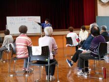 写真:受講者がフレイルの説明を聞いている様子