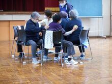 写真:テニスボールで背中の筋肉をほぐしている様子