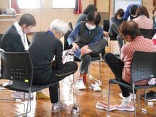 写真:足裏のストレッチをしている様子